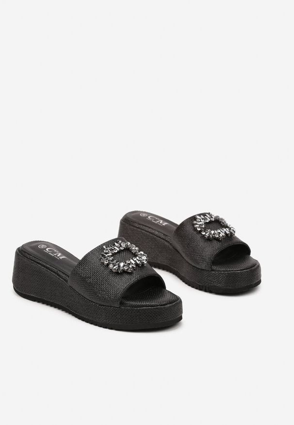 Renee - Czarne Klapki na Koturnie z Elegancką Aplikacją z Cyrkoniami Nonoriel. Okazja: na co dzień. Nosek buta: otwarty. Kolor: czarny. Wzór: aplikacja. Obcas: na koturnie. Styl: elegancki