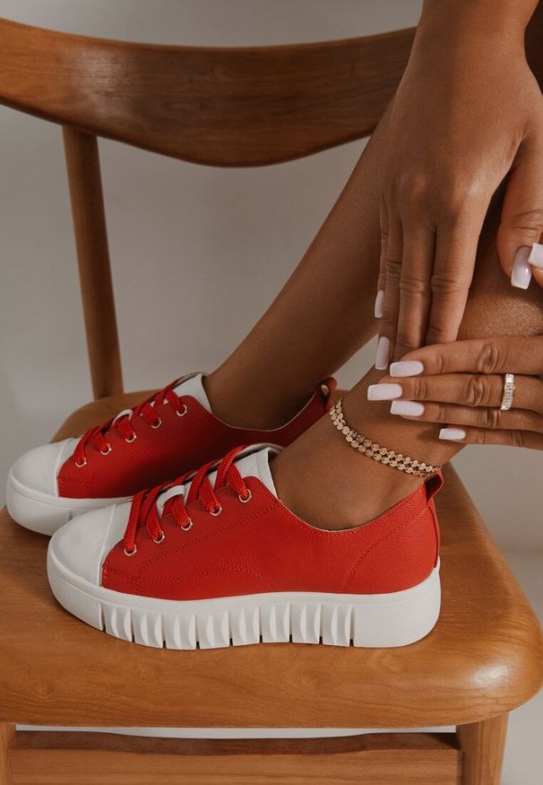 Born2be - Czerwone Sznurowane Sneakersy Vices na Płaskiej Podeszwie Firori. Zapięcie: sznurówki. Kolor: czerwony. Materiał: jeans. Wzór: aplikacja, jednolity. Obcas: na płaskiej podeszwie