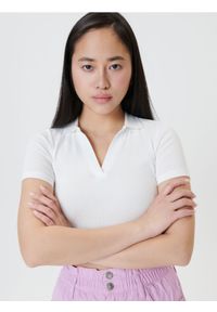 Sinsay - Crop top w prążki - kremowy. Kolor: kremowy. Materiał: prążkowany, materiał. Wzór: prążki #1