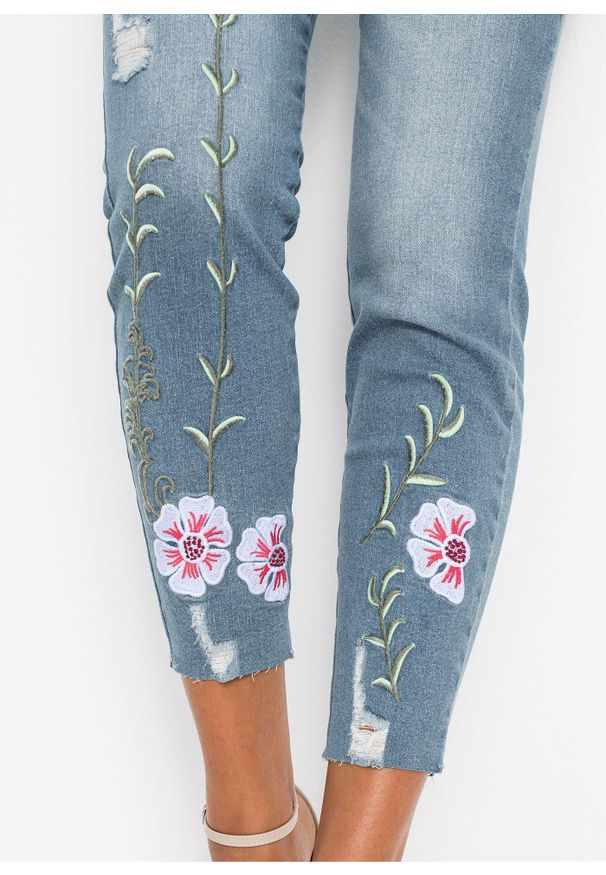 bonprix - Jeansy skinny, low waist, cropped. Kolor: niebieski. Wzór: haft