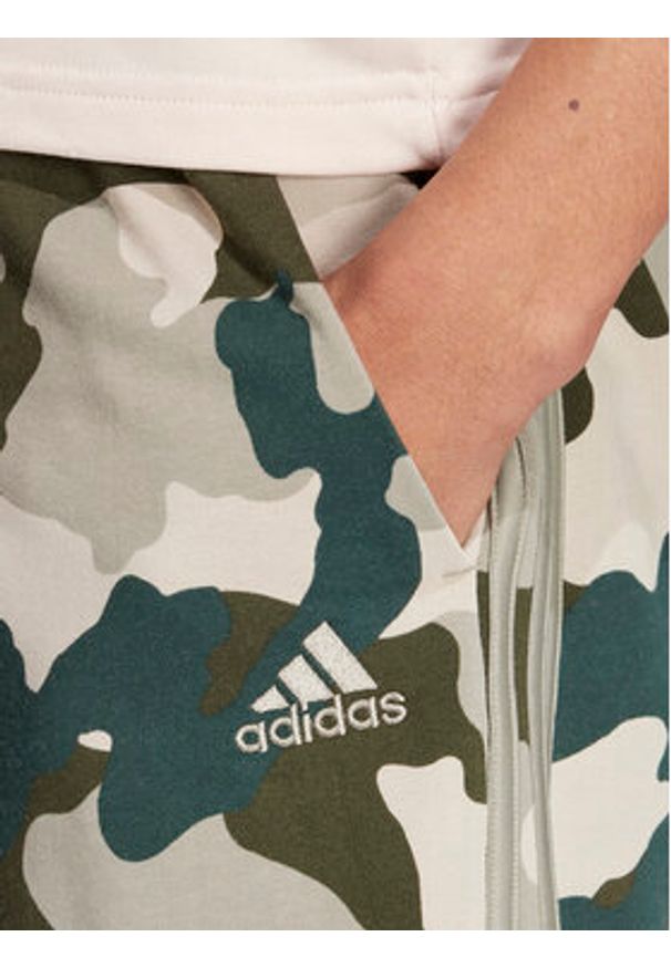 Adidas - adidas Szorty sportowe Seasonal Essentials Camouflage IV7382 Zielony Regular Fit. Kolor: zielony. Materiał: syntetyk, bawełna. Styl: sportowy