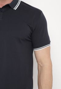 Born2be - Granatowa Koszulka o Fasonie Polo z Guzikami Timarie. Okazja: na spotkanie biznesowe. Typ kołnierza: polo. Kolor: niebieski. Materiał: dresówka. Styl: klasyczny, biznesowy, elegancki #7