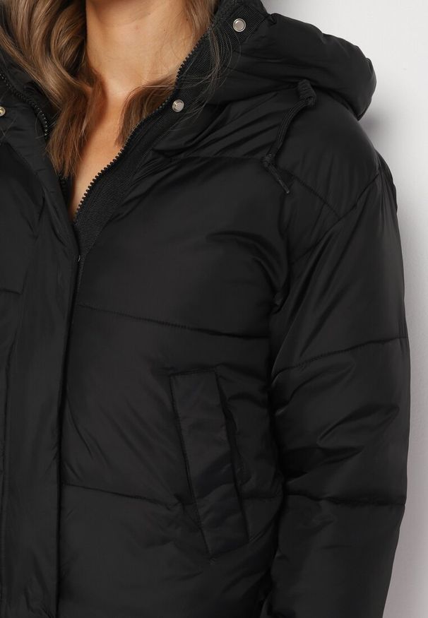 Born2be - Czarna Pikowana Kurtka Puffer z Kapturem Miviera. Okazja: na co dzień, na spotkanie biznesowe, do pracy. Typ kołnierza: kaptur. Kolor: czarny. Materiał: jeans. Sezon: zima. Styl: elegancki, biznesowy, casual