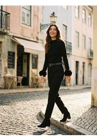 Sinsay - Eleganckie spodnie straight fit z paskiem - czarny. Kolor: czarny. Styl: elegancki #1