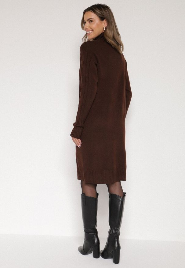 Born2be - Ciemnobrązowa Sweterkowa Sukienka z Golfem Wełną i Bawełną Ozdobiona Splotem Reiania. Okazja: na co dzień, do pracy, na spotkanie biznesowe. Typ kołnierza: golf. Kolor: brązowy. Materiał: wełna, bawełna. Wzór: aplikacja, ze splotem. Typ sukienki: proste. Styl: biznesowy, casual