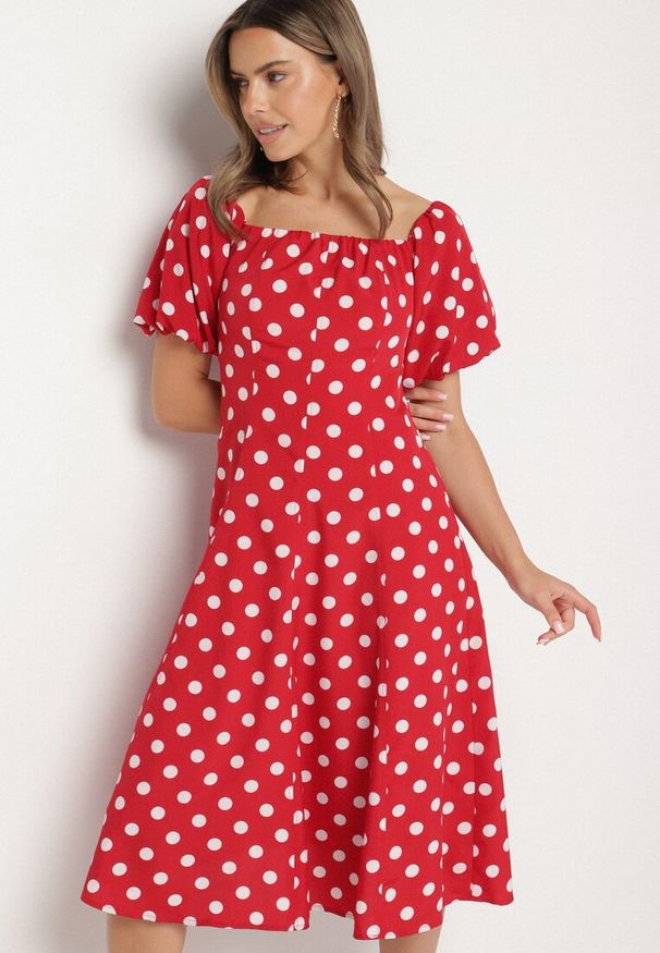 Born2be - Czerwona Rozkloszowana Sukienka Vices w Grochy z Dekoltem Typu Hiszpanka Zimina. Okazja: na co dzień. Typ kołnierza: dekolt hiszpanka. Kolor: czerwony. Materiał: skóra, materiał. Wzór: grochy. Typ sukienki: proste. Styl: casual, klasyczny