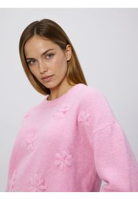 Reserved - Sweter z aplikacjami 3D - różowy. Kolor: różowy. Materiał: dzianina. Wzór: aplikacja