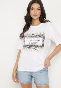 Born2be - Biały Bawełniany T-shirt Ozdobiony Nadrukiem Nartzedi. Okazja: na co dzień. Kolor: biały. Materiał: bawełna. Wzór: aplikacja, nadruk. Styl: casual #3