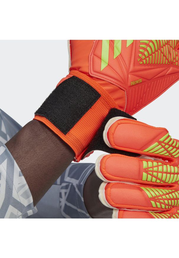 Adidas - Rękawice bramkarskie mecz adidas Predator Edge. Kolor: czerwony, zielony, wielokolorowy. Sport: piłka nożna