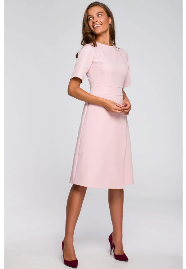 Stylove - Sukienka elegancka trapezowa różowa wizytowa. Okazja: na spotkanie biznesowe, do pracy, na komunię. Kolor: różowy. Typ sukienki: trapezowe, asymetryczne. Styl: elegancki, wizytowy