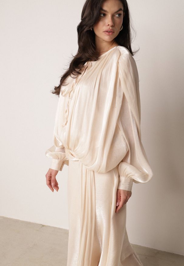 Born2be - Jasnobeżowa Szyfonowa Sukienka Koktajlowa o Rozkloszowanym Kroju Thagune. Okazja: na randkę. Kolor: beżowy. Materiał: szyfon. Styl: wizytowy