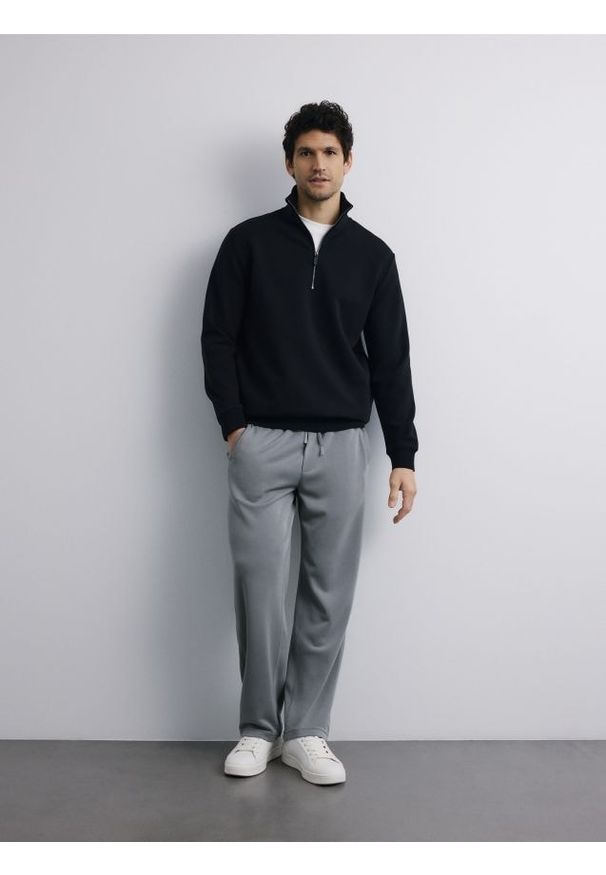 Reserved - Gładka bluza ze stójką - czarny. Typ kołnierza: kołnierzyk stójkowy. Kolor: czarny. Materiał: bawełna, dzianina. Wzór: gładki