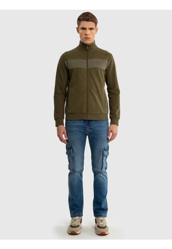 Big-Star - Bluza męska bawełniana na stójce khaki Johnson 303. Okazja: na co dzień, do pracy. Typ kołnierza: kołnierzyk stójkowy. Kolor: zielony. Materiał: bawełna. Styl: sportowy, casual