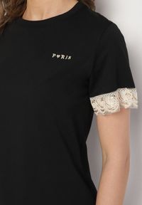 Born2be - Czarny T-shirt z Bawełny Zdobiony Koronką z Cekinami Pollea. Okazja: na co dzień. Kolor: czarny. Materiał: bawełna, koronka. Długość rękawa: krótki rękaw. Długość: krótkie. Wzór: aplikacja, koronka. Styl: klasyczny, casual #7