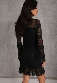 Renee - Czarna Sukienka z Koronki z Wiskozą z Falbanami u Dołu i przy Rękawach Neapia. Okazja: na randkę, na wesele, na ślub cywilny. Kolor: czarny. Materiał: wiskoza, koronka. Wzór: koronka #5