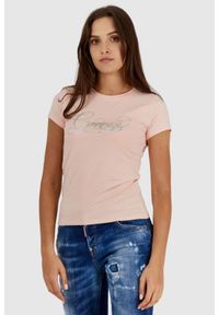 Guess - GUESS Brzoskwiniowy t-shirt damski z brokatowym logo. Kolor: pomarańczowy. Materiał: bawełna