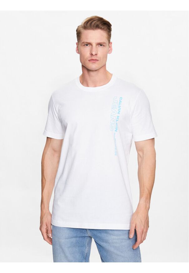 Calvin Klein Jeans T-Shirt J30J323532 Biały Regular Fit. Kolor: biały. Materiał: bawełna