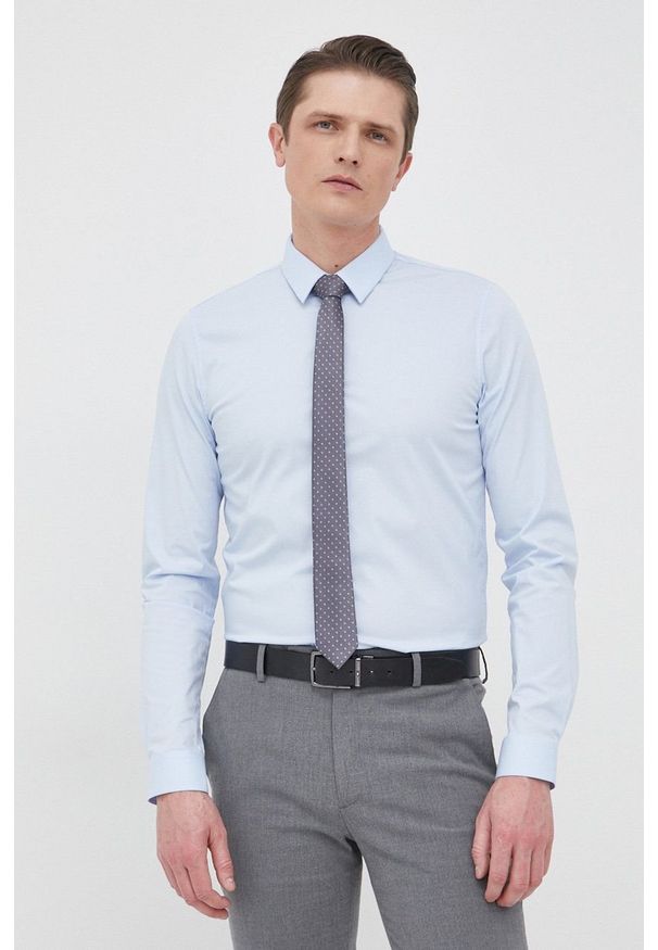 Calvin Klein koszula męska slim z kołnierzykiem klasycznym. Typ kołnierza: kołnierzyk klasyczny. Kolor: niebieski. Materiał: tkanina, bawełna. Długość rękawa: długi rękaw. Długość: długie. Styl: klasyczny