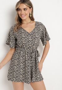 Born2be - Czarno-Beżowy Kombinezon z Gumką w Pasie Zapinany przy Karku na Guzik z Dodatkowym Materiałowym Paskiem Odilla. Okazja: na spotkanie biznesowe, do pracy. Kolor: czarny. Materiał: materiał. Długość rękawa: krótki rękaw. Długość: długie. Styl: elegancki, biznesowy #7