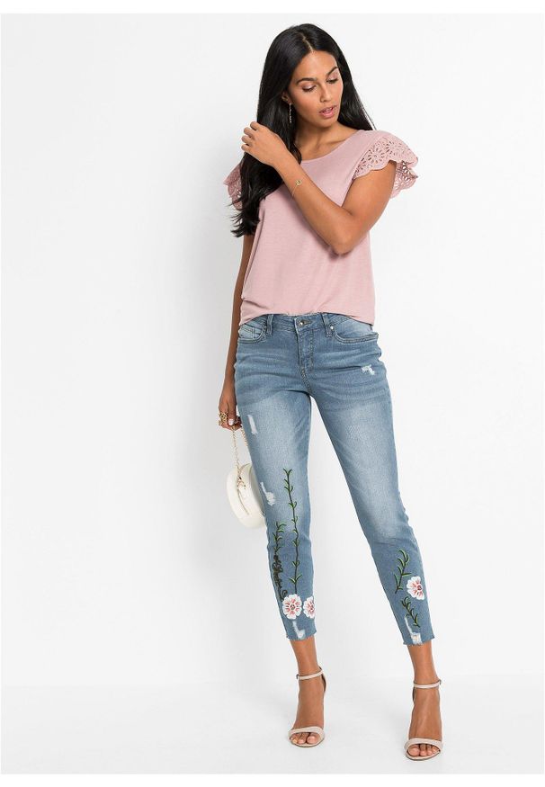bonprix - Dżinsy z haftem. Kolor: niebieski. Wzór: haft