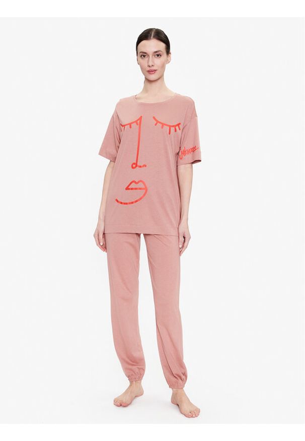 Triumph Piżama 10214839 Różowy Relaxed Fit. Kolor: różowy. Materiał: bawełna