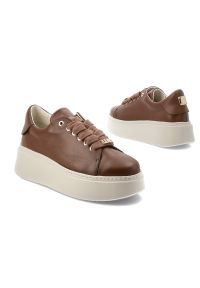 Sneakersy damskie Karino, cholewka ze skóry naturalnej gładkiej minimalistyczna forma klasyczne sznurowanie masywna podeszwa zapewniająca stabilność. Okazja: na co dzień. Zapięcie: sznurówki. Kolor: brązowy. Materiał: skóra. Szerokość cholewki: normalna. Wzór: gładki. Obcas: na platformie. Styl: klasyczny #4