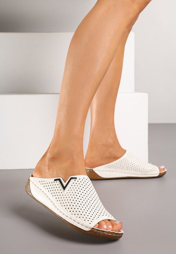Born2be - Białe Klapki Vices z Perforowaną Cholewką Sarianae. Okazja: na co dzień. Kolor: biały. Styl: elegancki, casual