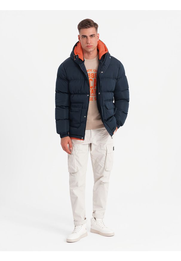 Ombre Clothing - Ciepła sportowa kurtka męska z podwójnym kapturem – granatowa V2 OM-JAHP-0208 - XXL. Kolor: niebieski. Materiał: materiał, syntetyk, poliester, tkanina. Długość: długie. Wzór: napisy, aplikacja, nadruk. Styl: sportowy