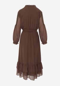 Born2be - Brązowa Rozkloszowana Sukienka Ozdobiona Falbanami Paskiem i Guzikami Nevissia. Okazja: na co dzień. Kolor: brązowy. Materiał: poliester, materiał. Wzór: aplikacja. Styl: casual, elegancki, klasyczny #8