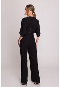 Stylove - Elegancki kombinezon damski z kopertowym dekoltem czarny. Okazja: na imprezę, na komunię, na randkę, na spotkanie biznesowe, na ślub cywilny, na wesele. Kolor: pomarańczowy, czarny, niebieski. Materiał: tkanina. Długość rękawa: krótki rękaw. Długość: krótkie. Wzór: gładki. Styl: elegancki #3