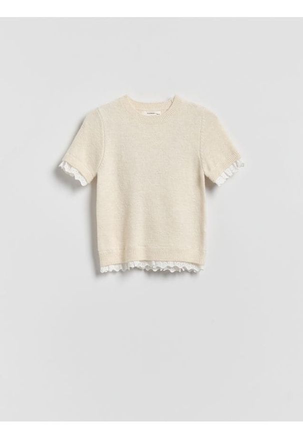 Reserved - Sweter z koronką - kremowy. Kolor: kremowy. Materiał: koronka. Długość rękawa: krótki rękaw. Długość: krótkie. Wzór: koronka