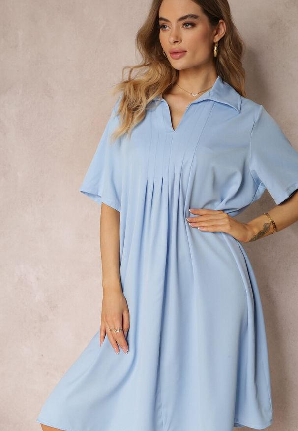 Renee - Niebieska Zwiewna Sukienka Rozkloszowana z Kołnierzykiem i Zakładkami Pedrisa. Kolor: niebieski. Wzór: aplikacja. Typ sukienki: rozkloszowane