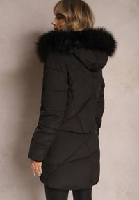 Renee - Czarna Kurtka Przed Kolano z Ozdobnym Pikowaniem i Kapturem z Futerkiem Fiorino. Kolor: czarny. Materiał: futro. Styl: elegancki #4