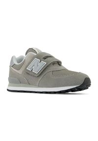 Buty New Balance PV574EVG szare. Okazja: na co dzień. Zapięcie: rzepy. Kolor: szary. Materiał: skóra, zamsz, syntetyk, guma, materiał. Szerokość cholewki: normalna. Model: New Balance 574. Sport: turystyka piesza