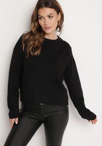 Born2be - Czarny Sweter o Pudełkowym Kroju z Ozdobną Kieszonką Seaviraen. Okazja: do pracy, na co dzień. Kolor: czarny. Materiał: jeans. Długość rękawa: długi rękaw. Długość: długie. Styl: casual, elegancki #7