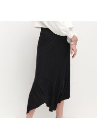 Reserved - Asymetryczna spódnica ze strukturalnej dzianiny - Czarny. Kolor: czarny. Materiał: dzianina #1