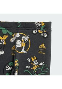 Adidas - Zestaw Disney Mickey Mouse. Kolor: żółty, wielokolorowy, czerwony, biały. Materiał: dresówka. Wzór: motyw z bajki. Styl: sportowy, młodzieżowy