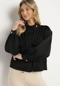 Born2be - Czarna Kurtka ze Stójką i Ozdobnymi Guzikami Ściągana w Pasie Troczkiem Basalle. Okazja: na co dzień. Typ kołnierza: kołnierzyk stójkowy. Kolor: czarny. Materiał: jeans. Styl: casual, elegancki #7