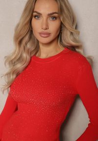 Renee - Czerwony Prążkowany Sweter z Bawełną Ozdobiony Cyrkoniami Romilea. Okazja: na imprezę, na co dzień. Kolor: czerwony. Materiał: bawełna, prążkowany. Długość rękawa: długi rękaw. Długość: długie. Wzór: aplikacja. Styl: klasyczny, casual, elegancki #3