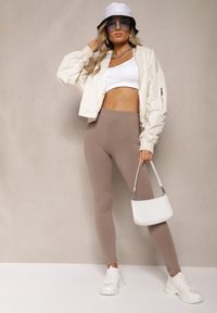 Renee - Ciemnobeżowe Legginsy z Gumką w Talii z Długimi Nogawkami Caleta. Okazja: na co dzień. Kolor: beżowy. Długość: długie. Styl: klasyczny, casual