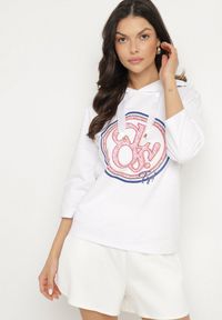 Born2be - Biała Bluza z Kapturem i Rękawami 3/4 Zdobiona Nadrukiem Saniriora. Typ kołnierza: kaptur. Kolor: biały. Materiał: jeans. Wzór: aplikacja, nadruk. Styl: klasyczny, elegancki