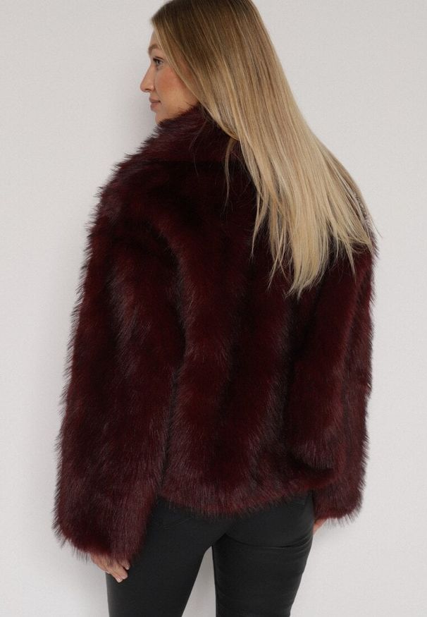 Born2be - Bordowa Kurtka Futerko z Szerokim Kołnierzem Vertilira. Okazja: na co dzień. Kolor: czerwony. Materiał: futro. Styl: wizytowy, casual, elegancki