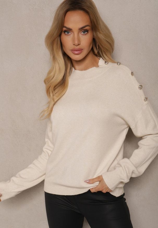 Renee - Jasnobeżowy Sweter Półgolf z Modalem i Wiskozą Ozdobiony Guzikami Setannia. Okazja: na co dzień. Kolor: beżowy. Materiał: wiskoza. Wzór: aplikacja. Styl: elegancki, casual