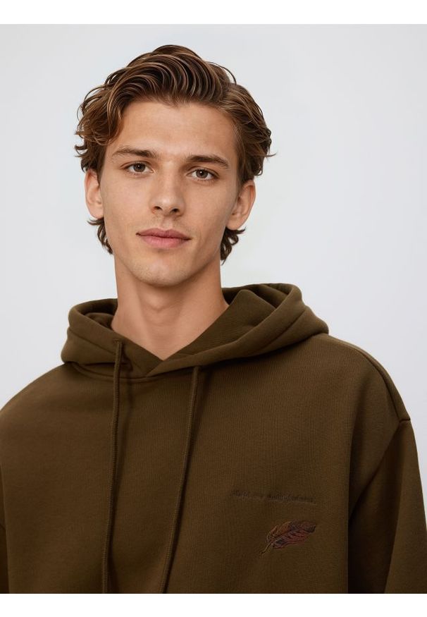 Reserved - Bluza z aplikacją na plecach - ciemnozielony. Kolor: zielony. Materiał: bawełna, dzianina. Wzór: aplikacja