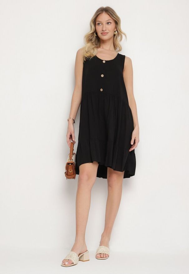 Born2be - Czarna Bawełniana Sukienka o Rozkloszowanym Kroju Zdobiona Guzikami Iffa. Okazja: na spacer, na co dzień. Kolor: czarny. Materiał: bawełna. Długość rękawa: na ramiączkach. Wzór: aplikacja. Typ sukienki: proste. Styl: klasyczny, casual, elegancki