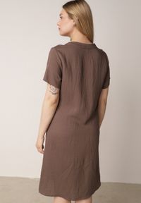 Born2be - Brązowa Wiskozowa Sukienka o Pudełkowym Kroju z Dekoltem V z Guzikami Berborin. Okazja: na co dzień, do pracy. Kolekcja: plus size. Kolor: brązowy. Materiał: wiskoza. Typ sukienki: proste, dla puszystych. Styl: casual, klasyczny #7