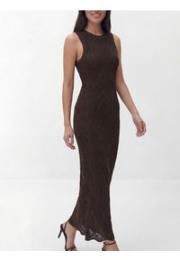 Reserved - Strukturalna sukienka maxi - ciemnobrązowy. Kolor: brązowy. Materiał: dzianina, wiskoza. Długość: maxi #1