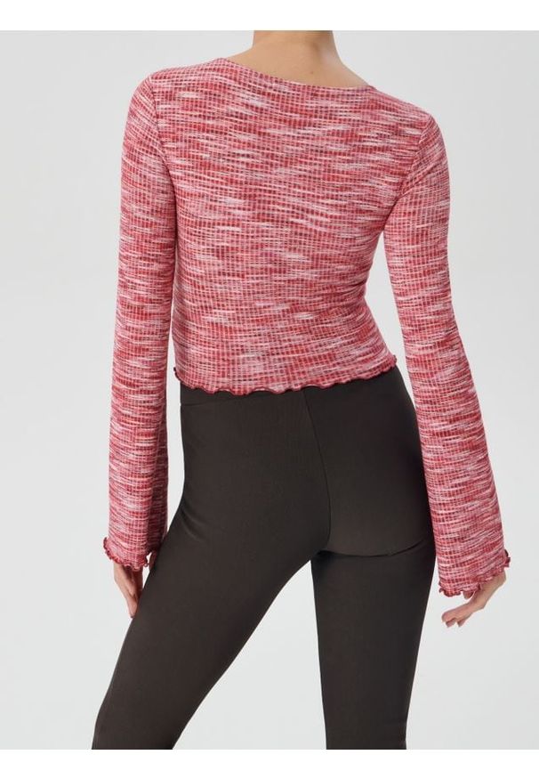 Sinsay - Prążkowana bluzka typu crop z długim rękawem i falowanym wykończeniem - czerwony. Kolor: czerwony. Materiał: prążkowany. Długość rękawa: długi rękaw. Długość: długie