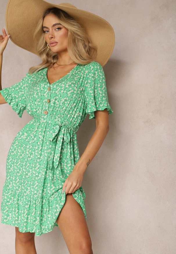 Renee - Jasnozielona Rozkloszowana Sukienka Wiskozowa Mini w Kwiatowy Print z Falbanką Taelle. Kolor: zielony. Materiał: wiskoza. Wzór: kwiaty, nadruk. Długość: mini