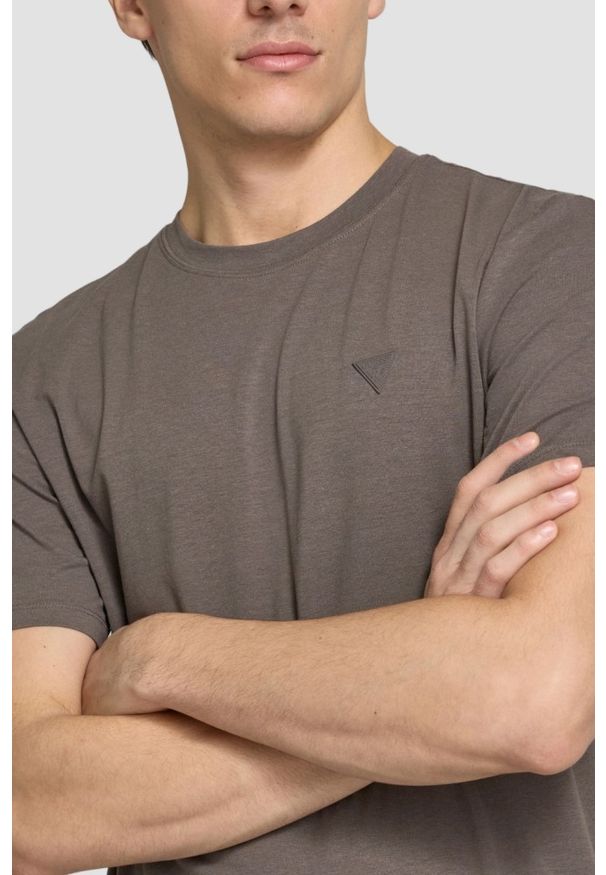 Guess - GUESS Brązowy t-shirt męski Hedley. Kolor: brązowy